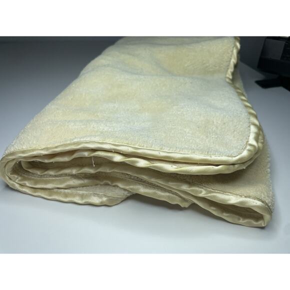 Vintage Baby Looney Tunes Tweety Bird Blanket Yellow Satin Edge Embroidered READ - Picture 7 of 10